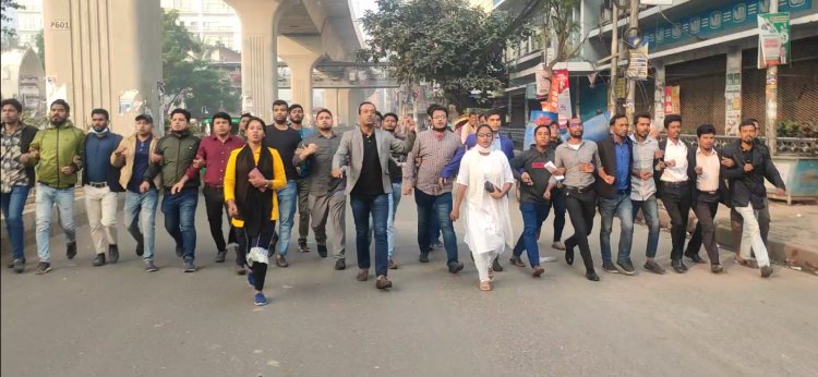 অবরোধের সমর্থনে দৈনিক বাংলা মোড়ে ছাত্রদল নেতা রাকিবের নেতৃত্বে মিছিল