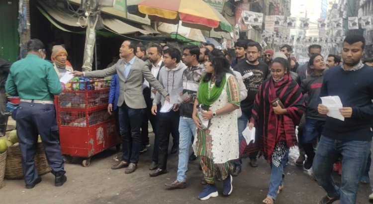 নির্বাচন বর্জনের আহ্বান জানিয়ে পুরানা পল্টনে ছাত্রদলের লিফলেট বিতরণ