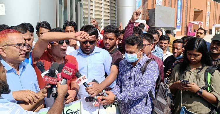 বাণিজ্যমেলার সময় বাড়ানোর দাবিতে ব্যবসায়ীদের বিক্ষোভ