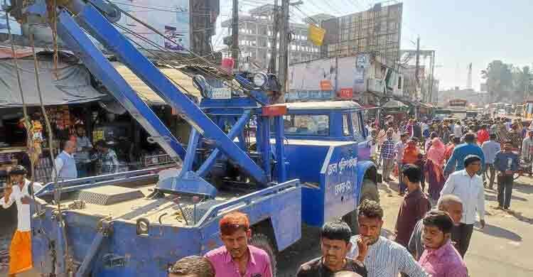 পুলিশের রেকার গাড়ির চাপায় প্রাণ গেলো রিকশাচালকের