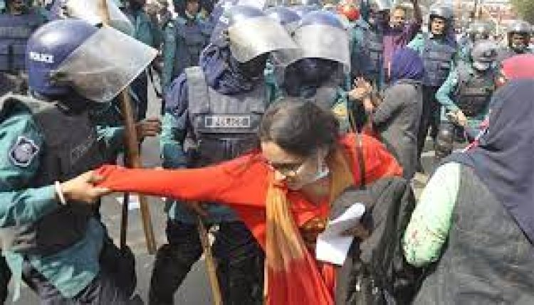 চাকরির বয়স ৩৫ করার দাবিতে অবরোধ, পুলিশের লাঠিচার্জ