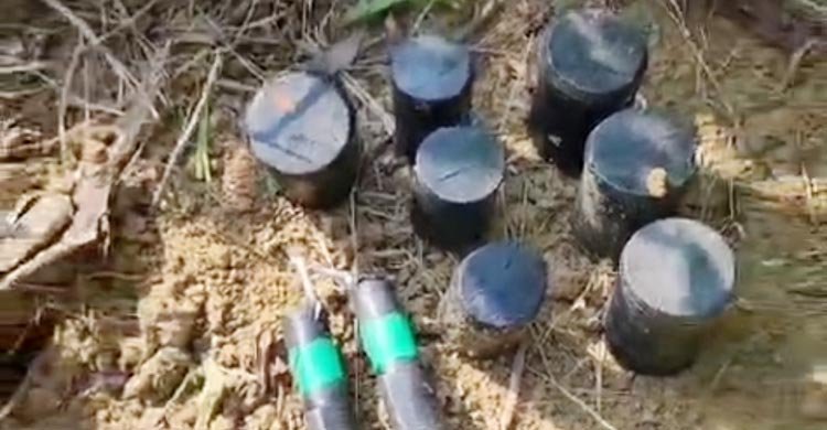 কক্সবাজারে আরসার আস্তানায় অভিযান, বিপুল পরিমাণ অস্ত্রসহ গ্রেফতার ২