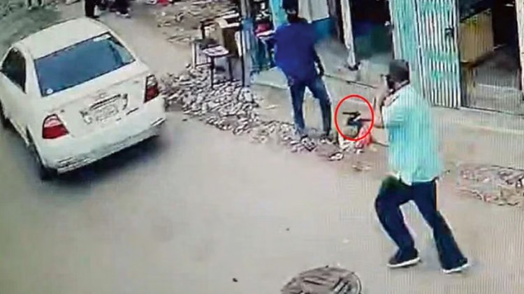 মতিঝিলে দিনে দুপুরে গাড়িতে উঠিয়ে অপহরণ, গুলি