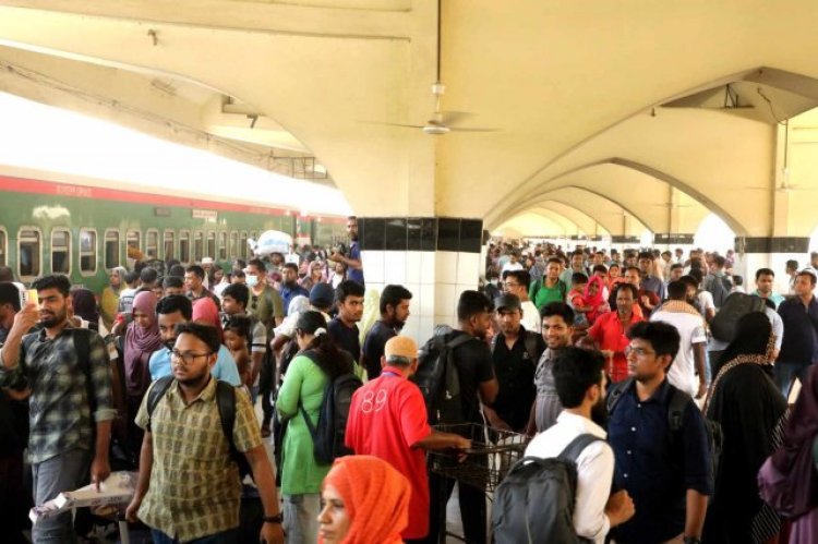 রাজধানী ছাড়ছেন নগরবাসী