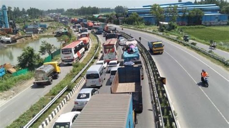 টাঙ্গাইল মহাসড়কে ১৫ কিলোমিটার যানজট, ধীরগতিতে চলছে যানবাহন