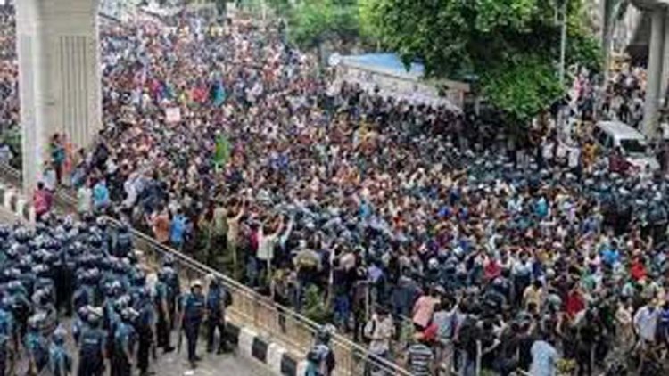 সারা দেশে আন্দোলনরত শিক্ষার্থীদের অবরোধ-বিক্ষোভ, রাজপথ না ছাড়ার ঘোষণা