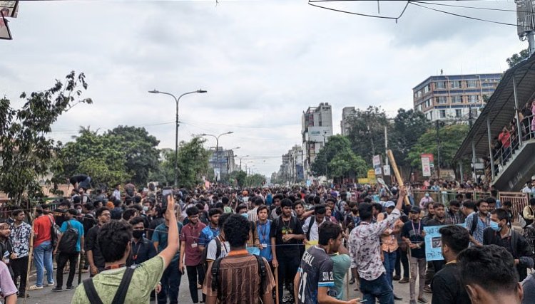 নতুনবাজারে ৩ বেসরকারি বিশ্ববিদ্যালয় শিক্ষার্থীদের সঙ্গে ছাত্রলীগের ধাওয়া-পাল্টা ধাওয়া