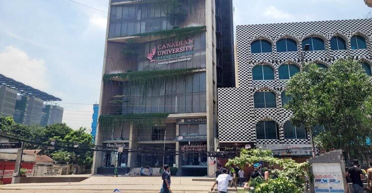 কানাডিয়ান ইউনিভার্সিটি ভবনে ভাঙচুর