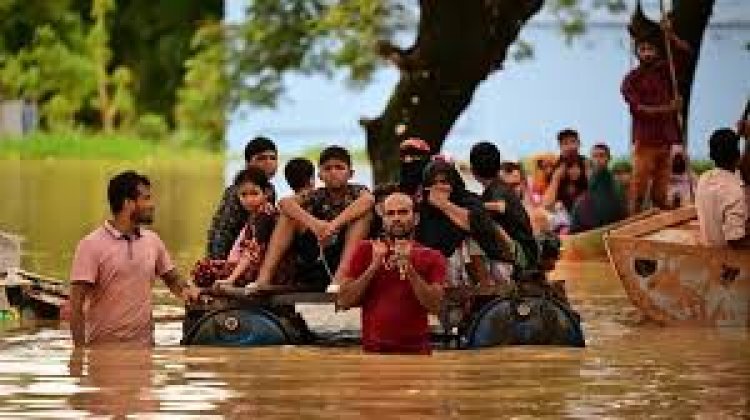ত্রাণের জন্য অপেক্ষায় সম্বলহীন মানুষ