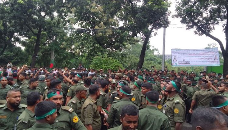 আনসারদের অবস্থানে দিনভর অবরুদ্ধ সচিবালয় রাতে উত্তেজনা