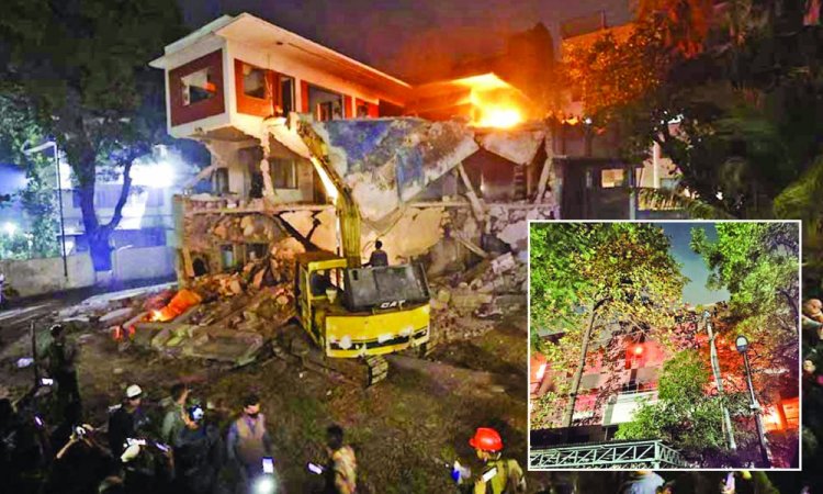 ৩২ নম্বর বাড়ি গুঁড়িয়ে দিল ছাত্র-জনতা