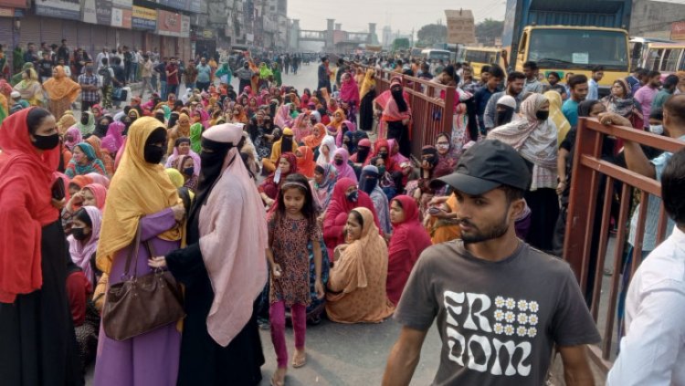 গাজীপুরে ঢাকা-ময়মনসিংহ ও ঢাকা-টাঙ্গাইল মহাসড়কে শ্রমিকদের অবরোধ