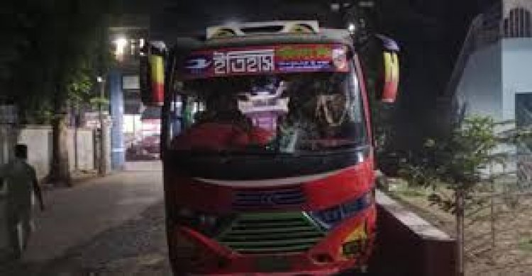 সাভারে চলন্ত দুই বাসে অস্ত্র ঠেকিয়ে ডাকাতি, স্বর্ণালংকার লুট