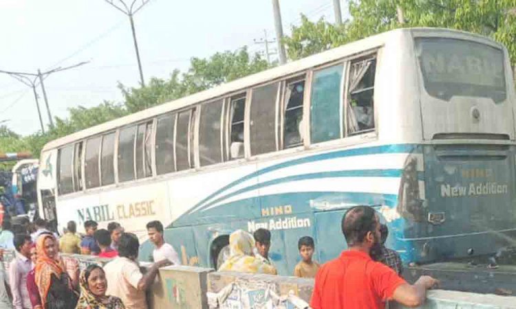 সাভারে সড়ক ডিভাইডারে বাসের ধাক্কায় নিহত ১, আহত ৩