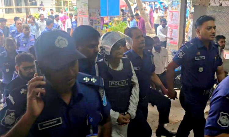 আদালত চত্বরে সাবেক আইনমন্ত্রী আনিসুল হককে চড়-থাপ্পড়