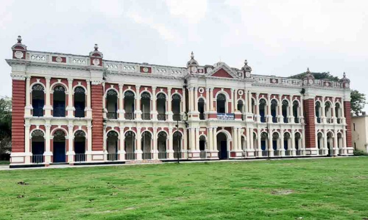ধ্বংসের মুখে রূপগঞ্জের জমিদার বাড়ি