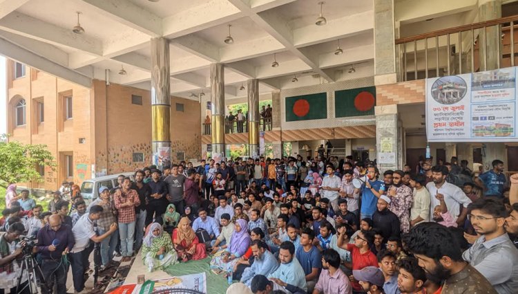 বরিশাল বিশ্ববিদ্যালয়ে উপাচার্যের পদত্যাগের দাবিতে আন্দোলনে শিক্ষকদের সংহতি