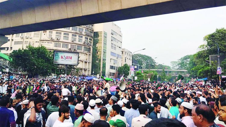 আ.লীগ নিষিদ্ধের দাবিতে উত্তাল শাহবাগ, বাড়ছে জনস্রোত
